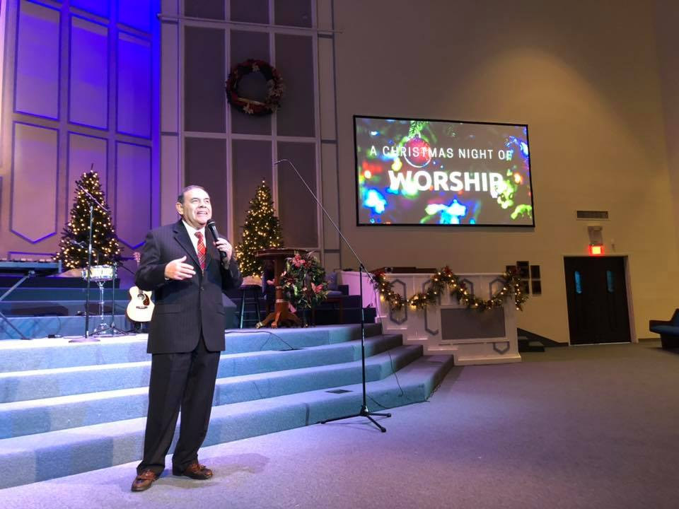 加文牧師去年聖誕節主持敬拜。（圖／FB@New Life Baptist Church）